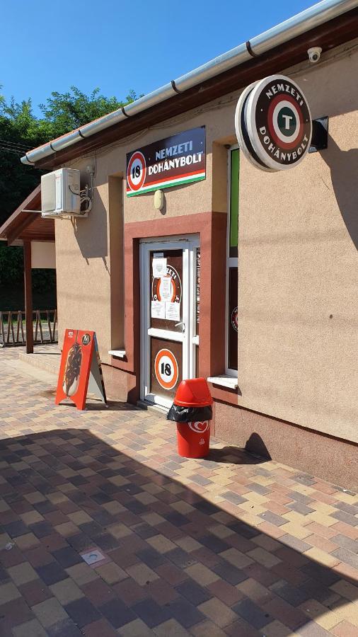 Kek Laguna Panzio Dombrád Exteriör bild